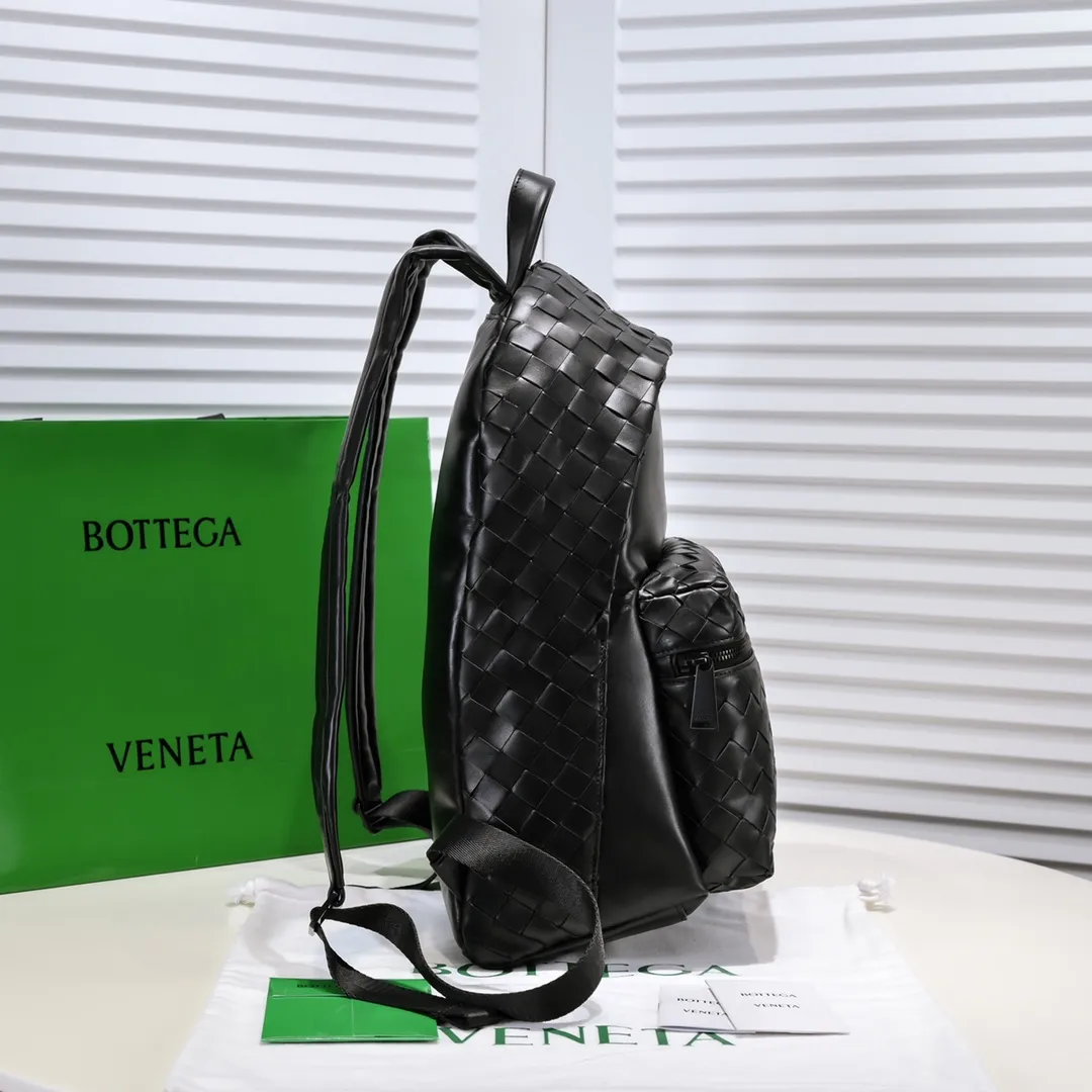 New 👇BV Baodiejia's new woven backpack is a must-have item for travel, and the backpack is definitely the first choice for popularity. As the iconic classic element of the brand, it is well integrated into larger backpacks. It uses woven strips with a width of 1.5 to make the whole more coordinated. Fashion and recognition are well balanced. No logo, low-key and generous. Italian calfskin + canvas lining. High functionality, size: width 32*43cm
